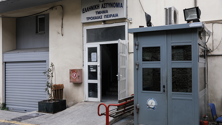 Δύο συλλήψεις για την επίθεση στην Τροχαία Πειραιά