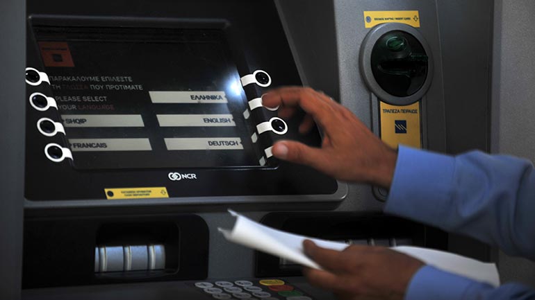 Αχαΐα: Τον μετέφεραν από ΑΤΜ σε ΑΤΜ για να σηκώσουν τις καταθέσεις του