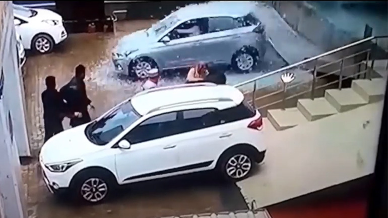 Γυναίκα πατάει γκάζι μέσα σε αντιπροσωπεία και προσγειώνεται στο Parking