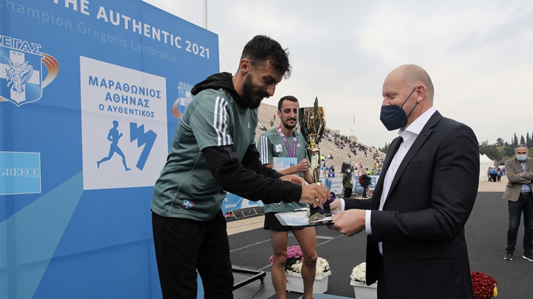 Ο Γιαν Κάρας, Διευθύνων Σύμβουλος ΟΠΑΠ, βραβεύει τον Κωνσταντίνο Γκελαούζο, μεγάλο νικητή του 38ου Αυθεντικού Μαραθωνίου