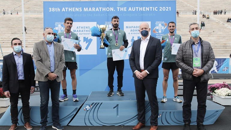 Ο Γιαν Κάρας, Διευθύνων Σύμβουλος ΟΠΑΠ, βραβεύει τον Κωνσταντίνο Γκελαούζο, μεγάλο νικητή του 38ου Αυθεντικού Μαραθωνίου