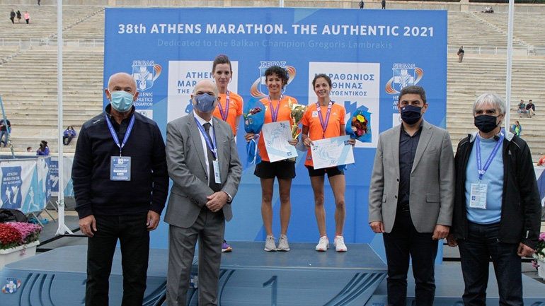 Ο Σπύρος Φωκάς, Α’ Αντιπρόεδρος ΟΠΑΠ, βραβεύει την Κατερίνα Ασημακοπούλου, 2η μεγάλη νικήτρια του 38ου Αυθεντικού Μαραθωνίου