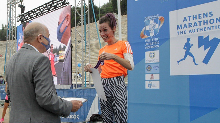 Ο Σπύρος Φωκάς, Α’ Αντιπρόεδρος ΟΠΑΠ, βραβεύει την Κατερίνα Ασημακοπούλου, 2η μεγάλη νικήτρια του 38ου Αυθεντικού Μαραθωνίου