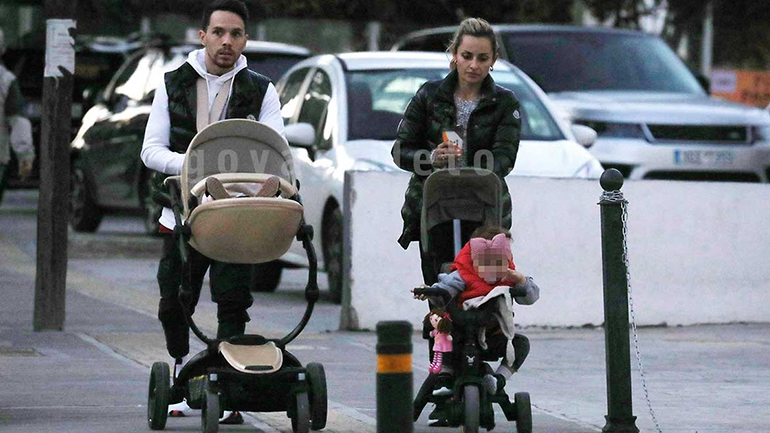 Λευτέρης Πετρούνιας & Βασιλική Μιλλούση: Βόλτα με τις κόρες τους στη Γλυφάδα