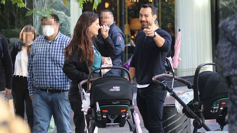 Xριστίνα Μπόμπα-Σάκης Τανιμανίδης: Βόλτα με τις δίδυμες Αριάνα και Φιλίππα στο Σύνταγμα