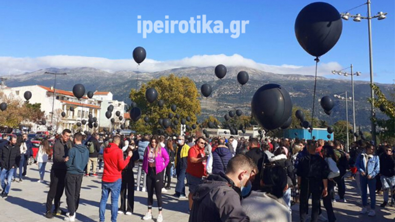 Ιωάννινα: Διαμαρτυρία με μαύρα μπαλόνια από τους εργαζόμενους της εστίασης