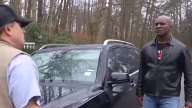 Πήγε για τσαμπουκά, αλλά από το αμάξι κατέβηκε γίγαντας! (Video)