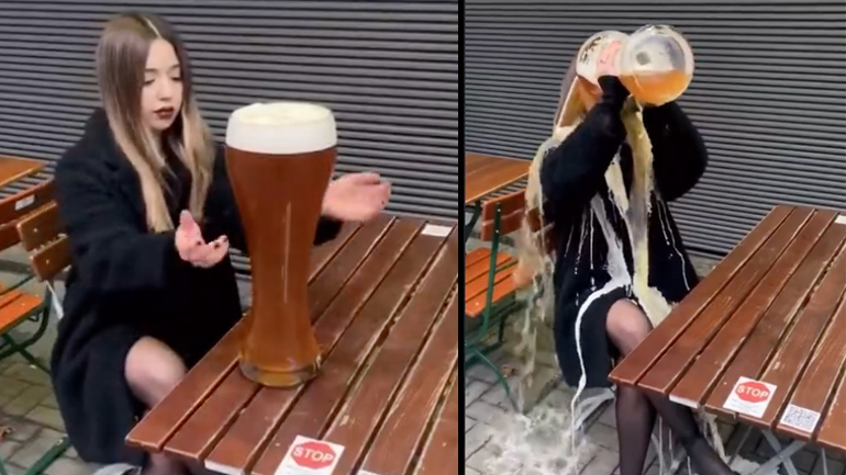 Kοπέλα πίνει μια μεγάλη μπίρα