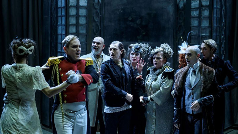 «Συμφορά από το πολύ μυαλό»: Οι πρώτες φωτογραφίες της παράστασης του Στάθη Λιβαθινού