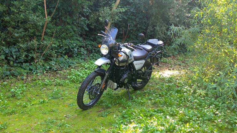 Λεπτή σιλουέτα με στρογγυλό προβολέα εμπρός.