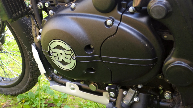 Πολύ ομαλός και ροπάτος κινητήρας με το λογότυπο της Royal Enfield στα πλαϊνά καπάκια.