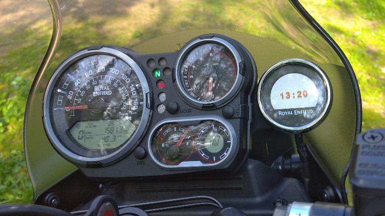 Η μικρή στρογγυλή έγχρωμη οθόνη στα δεξιά είναι το σύστημα Tripper.