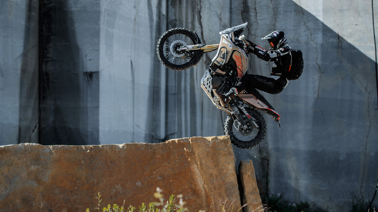 Αψηφά τους κανόνες της φυσικής ο Pol Tarres με τη Yamaha Tenere 700