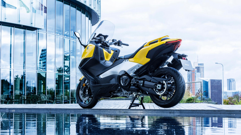 Καινούρια και η "υπογραφή" στο πίσω φωτιστικό σώμα LED.