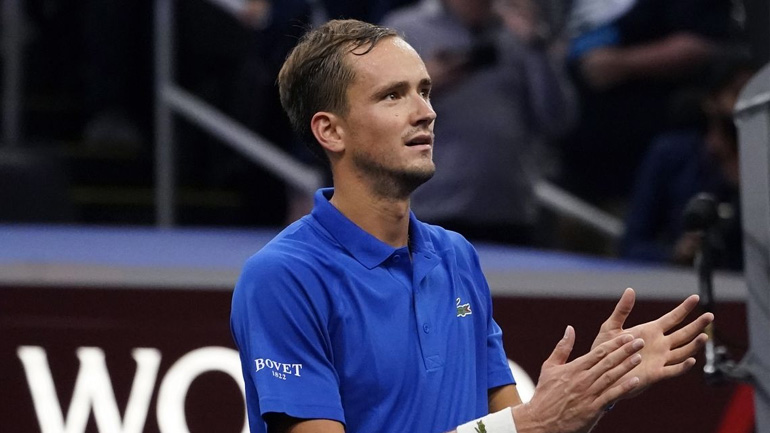 Ο Μεντβέντεφ πήρε την 7η σερί νίκη του σε ATP Finals, 2-1 τον Ζβέρεφ