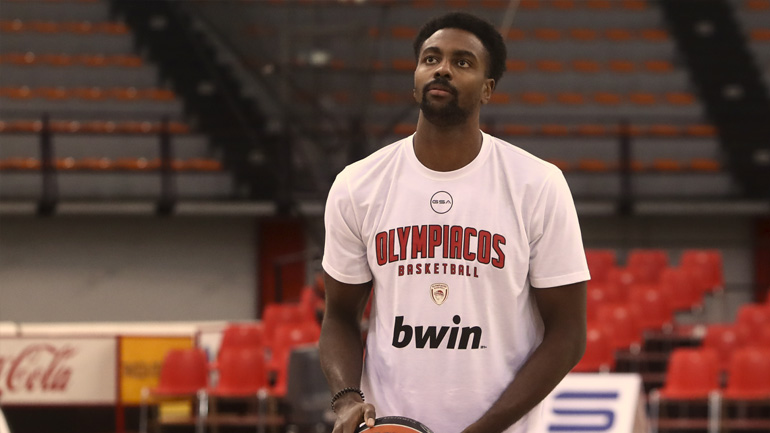 Ολυμπιακός: Κάκωση ο Ζαν Σαρλ, νοκ-άουτ από τον αγώνα με την Εφές