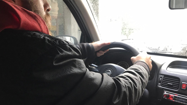 Γιατί δεν πρέπει να οδηγούμε φορώντας μπουφάν;