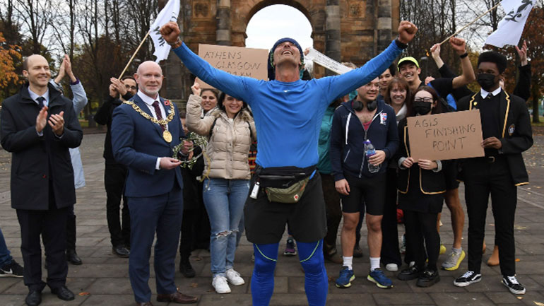 Ο ηθοποιός Άγης Εμμανουήλ έτρεξε 2421 χλμ ως τη Γλασκώβη για την κλιματική αλλαγή