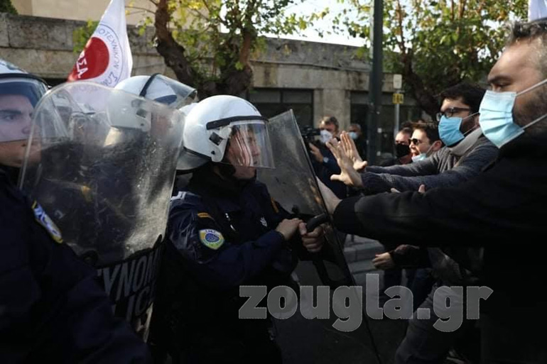Η αστυνομία απέτρεψε τους διαδηλωτές να φτάσουν έξω από τη Βουλή