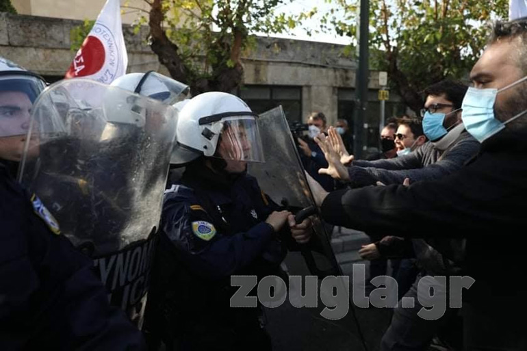 Η αστυνομία απέτρεψε τους διαδηλωτές να φτάσουν έξω από τη Βουλή