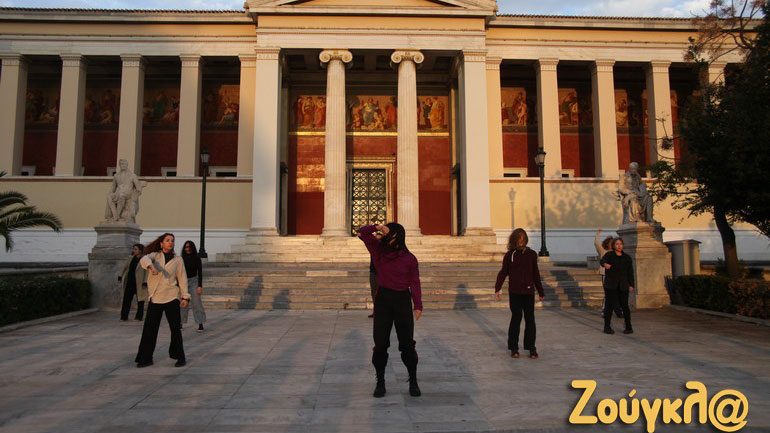 Δράση χορευτών στα Προπύλαια για την ημέρα του Πολυτεχνείου