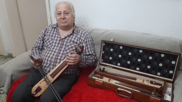 Επί εξήντα χρόνια κατασκευάζει κεμετζέδες, που ταξιδεύουν σε όλο τον κόσμο