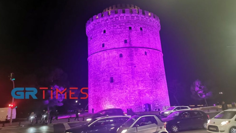 Φωταγωγήθηκε μωβ ο Λευκός Πύργος για τα πρόωρα νεογνά