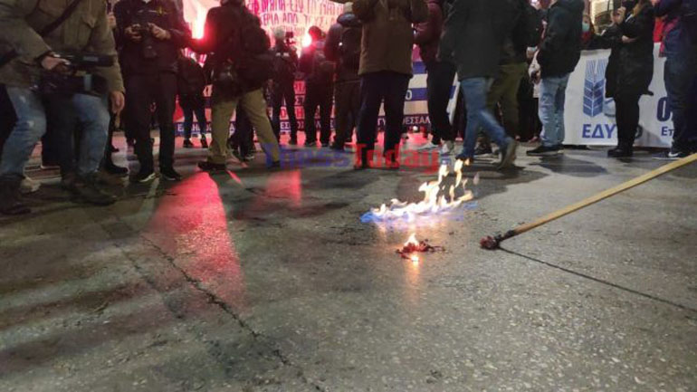 Θεσσαλονίκη: Έκαψαν την σημαία των ΗΠΑ μπροστά από αμερικανικό προξενείο Θεσσαλονίκη: Έκαψαν την σημαία των ΗΠΑ μπροστά από αμερικανικό προξενείο