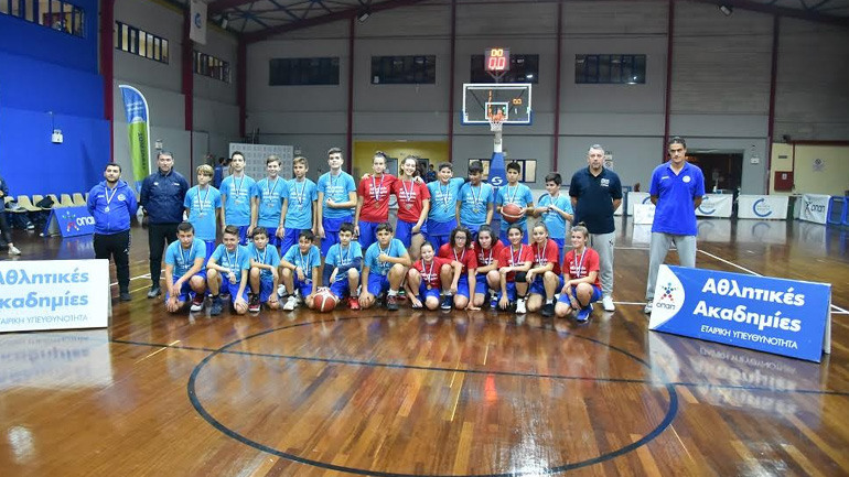  Κώστας Τσάνας και Ηλίας Παπαθεοδώρου με τα παιδιά των Αθλητικών Ακαδημιών ΟΠΑΠ