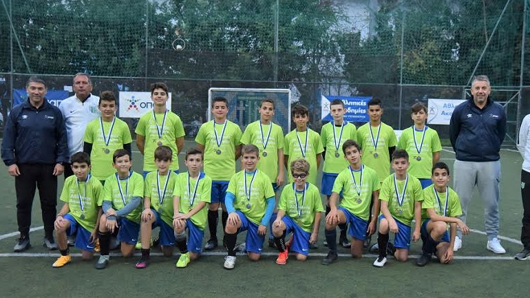  Κώστας Τσάνας και Ηλίας Παπαθεοδώρου με τα παιδιά των Αθλητικών Ακαδημιών ΟΠΑΠ