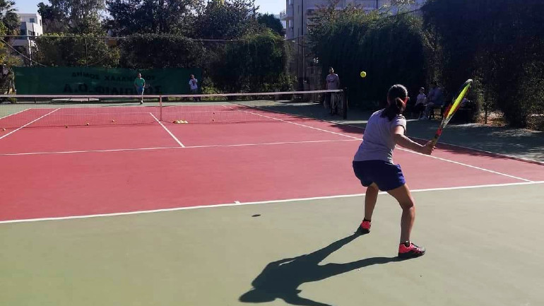 Λατρεύει το τένις το οποίο ακολουθεί πιστά.