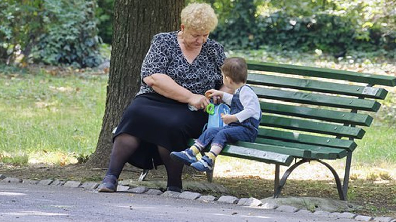 Γιατί οι γιαγιάδες νιώθουν μεγαλύτερη χαρά όταν έρχονται σε επαφή με τα εγγόνια τους, παρά με τα παιδιά τους