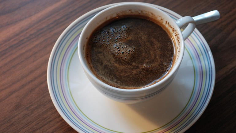 Μικρότερος ο κίνδυνος εγκεφαλικού και άνοιας για όσους πίνουν συχνά καφέ και τσάι