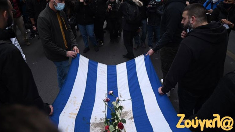 Στην αμερικανική πρεσβεία η σημαία της εξέγερσης του Πολυτεχνείου