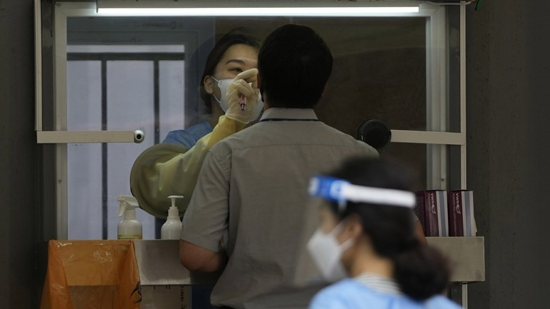 Σχεδόν 3.300 νέα περιστατικά κορωνοϊού στη Νότια Κορέα