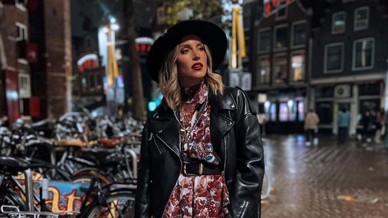 Η Αθηνά Οικονομάκου μας δείχνει 3 τρόπους να φορέσουμε το biker jacket με κρόσια