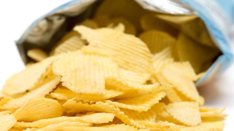 Βρετανία: Ένα στα τρία καταστήματα συνεχίζει να έχει έλλειψη σε πατατάκια