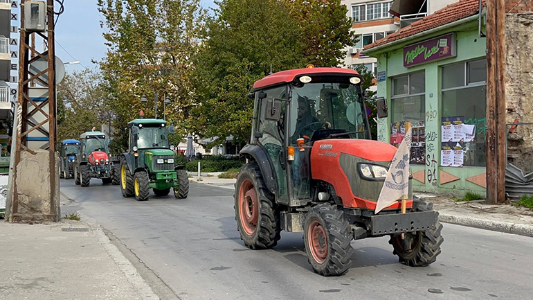 «Έφοδος» τρακτέρ από τον Τύρναβο στο κέντρο της Λάρισας
