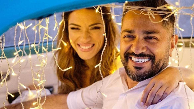 Λευτέρης Σουλτάτος: Φωτογραφίζει τη Βάσω Λασκαράκη να στολίζει το χριστουγεννιάτικο δέντρο Λευτέρης Σουλτάτος: Φωτογραφίζει τη Βάσω Λασκαράκη να στολίζει το χριστουγεννιάτικο δέντρο