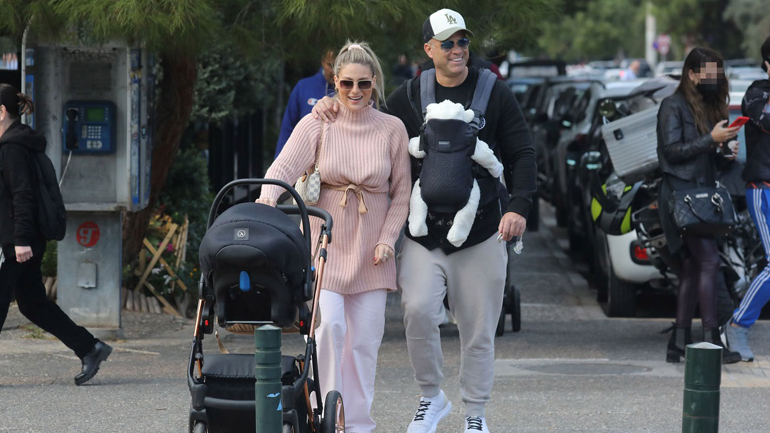 Βαλεντίνη Παπαδάκη – Κώστας Σόμμερ: Βόλτα με τον νεογέννητο γιο τους στη Γλύφάδα