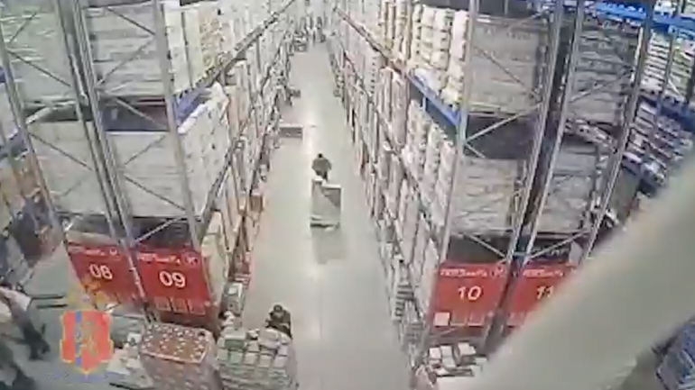 Ράφια καταρρέουν πάνω σε έναν άνδρα