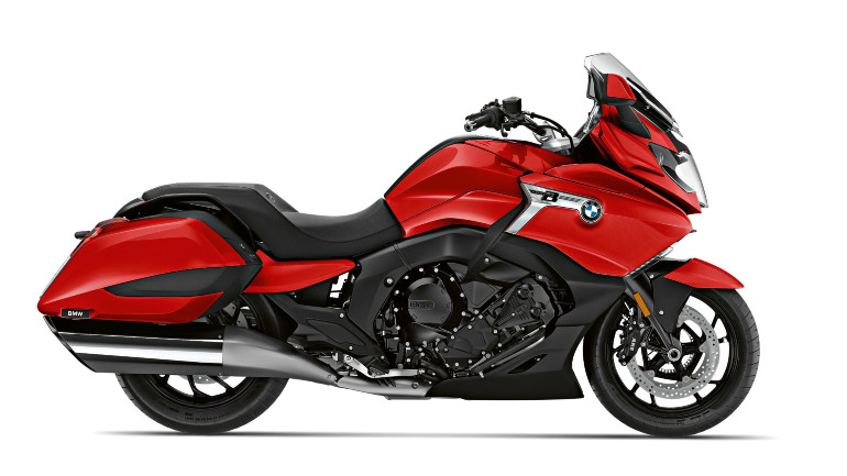 Σε κόκκινο χρώμα βγάζει ένα σπορ χαρακτήρα.