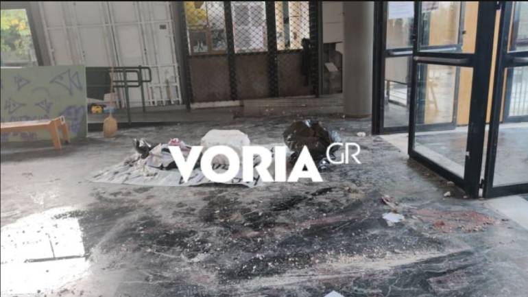 Θεσσαλονίκη: Βομβαρδισμένο τοπίο η Πολυτεχνική Σχολή από τα χθεσινά επεισόδια
