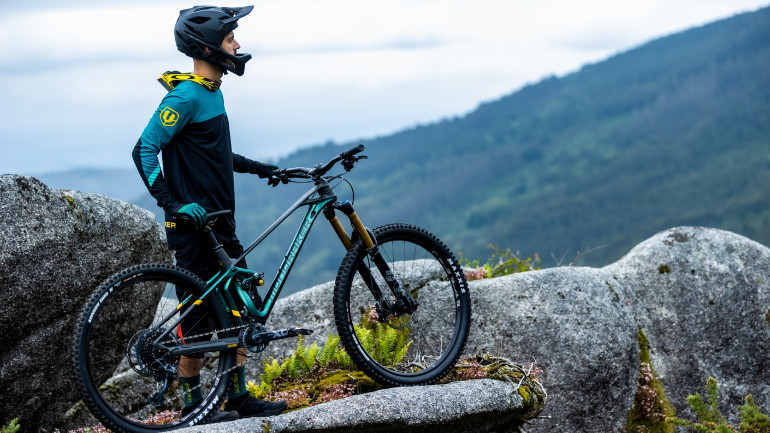 Τα ποδήλατα Mondraker θα τα βρείτε στο κατάστημα Tzortzopoulos.