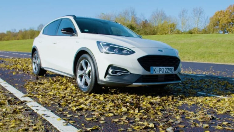 Μη βιαστείς να απαντήσεις: Τι γλιστράει περισσότερο στο δρόμο; Το χιόνι ή τα φύλλα;