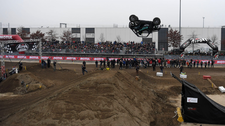 Πίστα motocross στον εξωτερικό χώρο της έκθεσης.