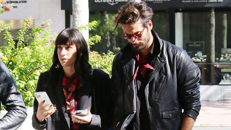 Γιώργος Καράβας – Ραφαέλα Ψαρρού: Βόλτα με παρόμοια looks στο κέντρο της Αθήνας