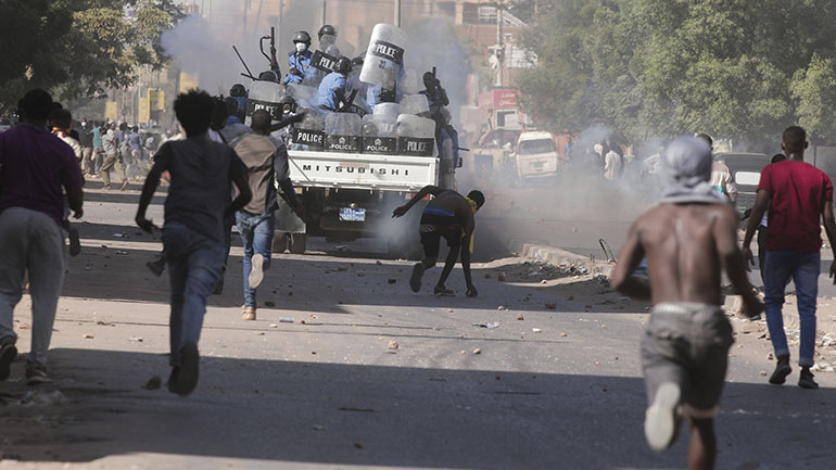 Σουδάν: Οι δυνάμεις ασφαλείας έκαναν εκ νέου χρήση δακρυγόνων εναντίον των διαδηλωτών