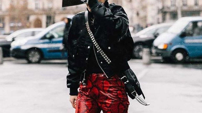 Τα παντελόνια με prints είναι η νέα hot τάση! Δείτε πώς να τα φορέσετε με updated τρόπο