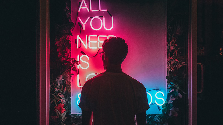 Η συμπεριφορά του πρώην σας που δείχνει ότι δεν σας έχει ξεπεράσει